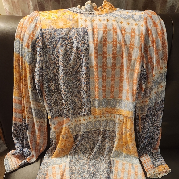 Lightweight, fitted, yet free flowing dress. - Picture 4 of 6